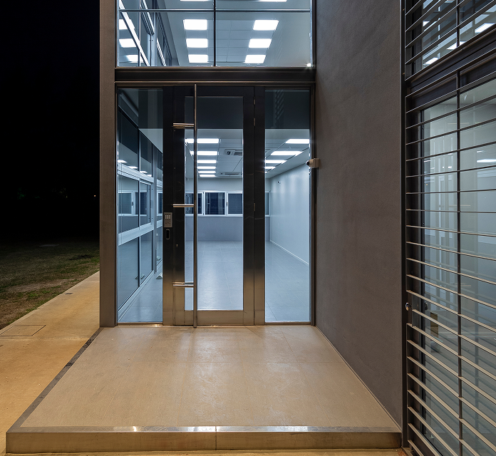 Interior moderno con puertas de vidrio e iluminacion dramatica