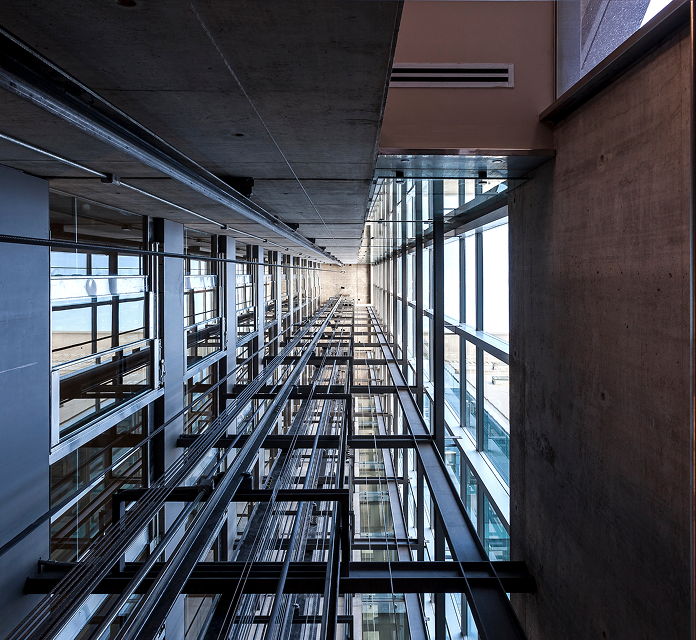 Interior arquitectonico moderno con estructura de hormigon y vidrio